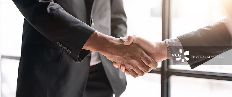 商务人士握手，会议结束图片素材