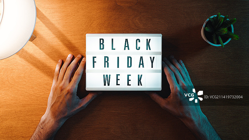 在桌子上使用平板电脑的局部手部照片，美国图片素材