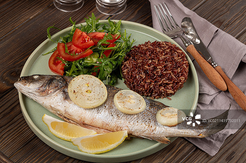 烤海鲈鱼配糙米和新鲜沙拉，俄罗斯图片素材