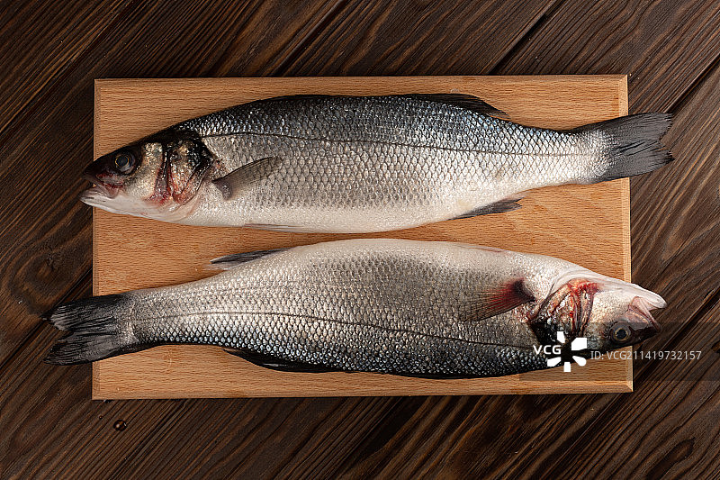 木桌上的海鲈鱼俯视图，俄罗斯图片素材