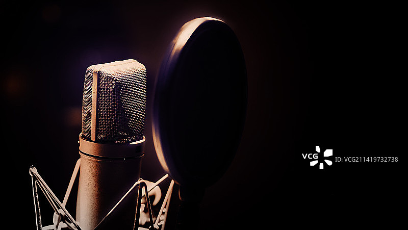 麦克风特写，黑色背景，美国图片素材