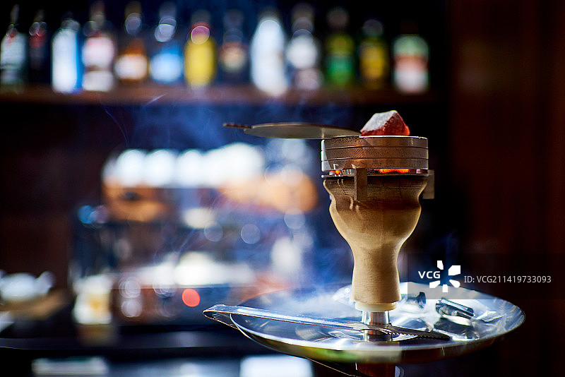 酒吧暗背景下烟雾缭绕的水烟特写图片素材