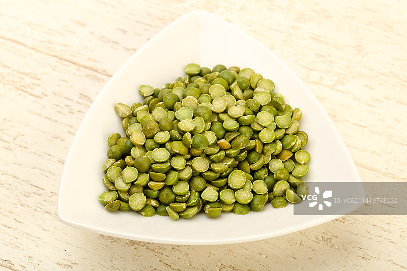 罗马尼亚餐盘中绿豆的特写图片素材