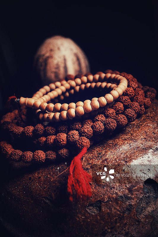 黑色背景下的念珠特写图片素材