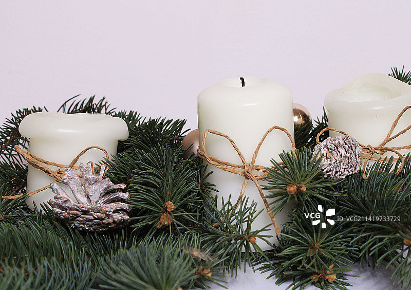 波兰华沙白色背景下的圣诞装饰特写图片素材