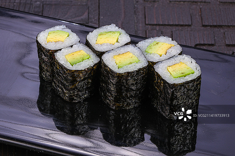 牛油果日式卷寿司图片素材