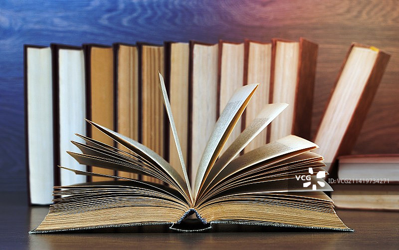 桌上的书本特写图片素材