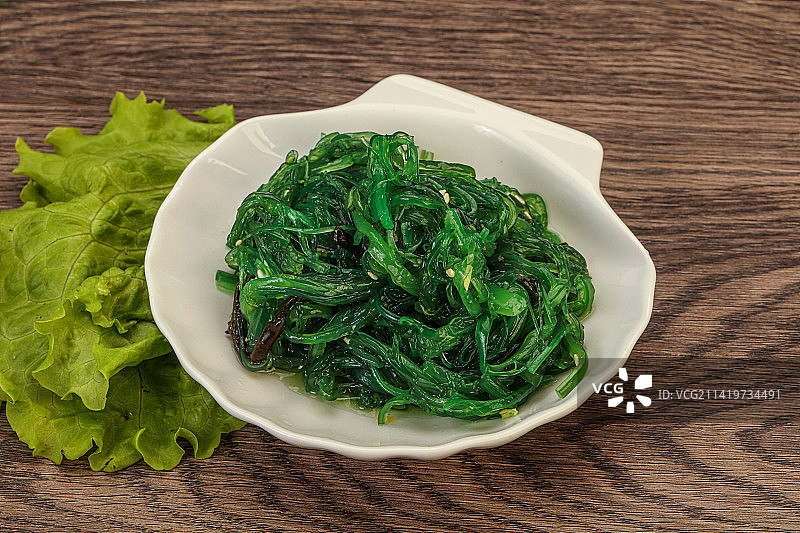 白色背景上的绿色海藻沙拉顶视图，裙带菜海带沙拉，罗马尼亚图片素材