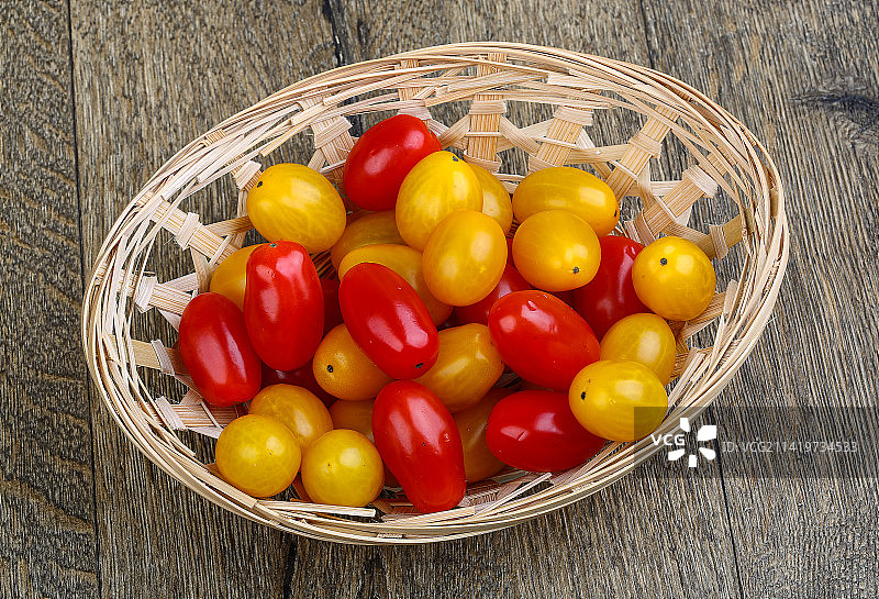 罗马尼亚：篮子里的西红柿高角度拍摄图片素材