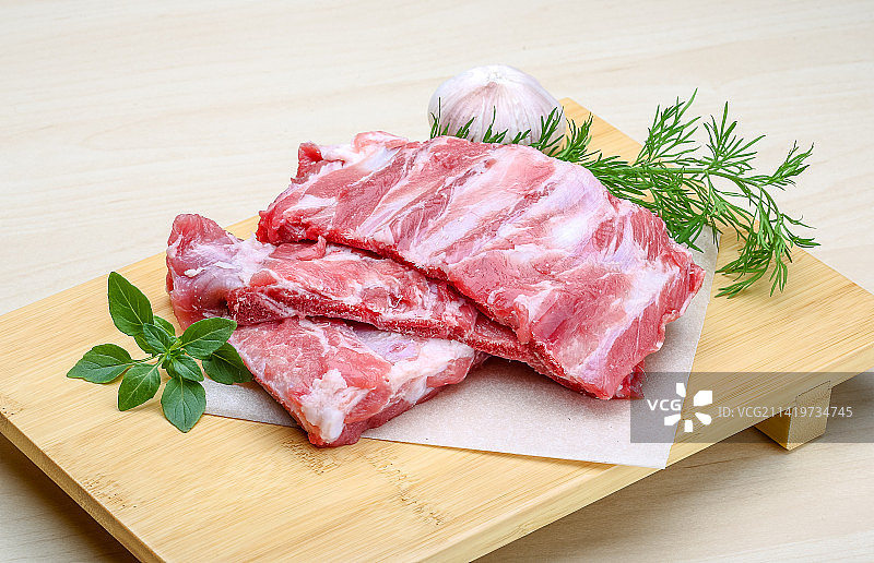 罗马尼亚砧板上的生肉俯视图图片素材