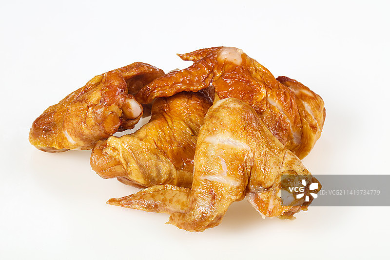 白色背景上的烟熏鸡翅图片素材