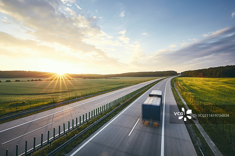 日落时分，美国田野间的道路高角度景观图片素材