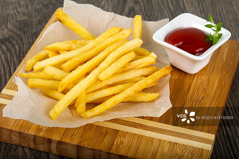 罗马尼亚桌上炸薯条的高角度视图图片素材