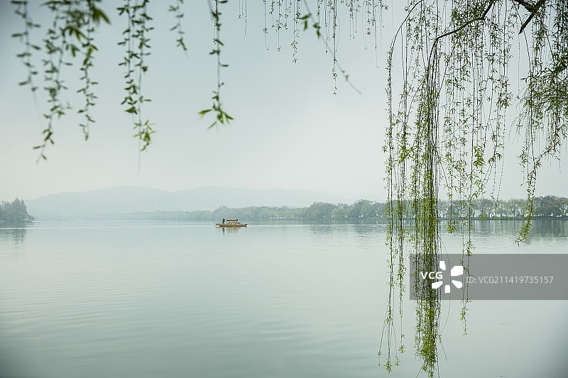 春天杭州西湖游船山水柳树图片素材