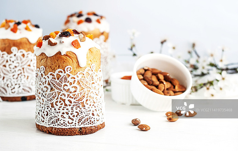复活节蛋糕，用白色糖霜、干果和杏仁装饰，罗马尼亚图片素材
