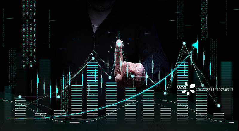 穿着黑衬衫的男人站在全息图前面，显示业务增长指标图片素材