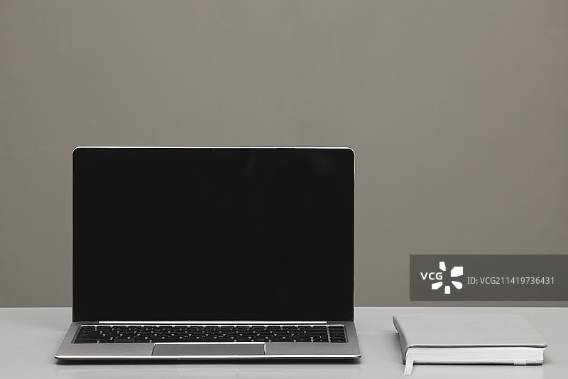 灰色背景上的空白笔记本电脑屏幕（罗马尼亚）图片素材
