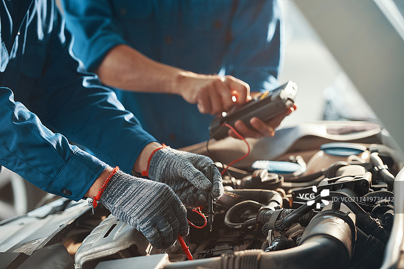 在罗马尼亚，机械师正在修理汽车发动机图片素材