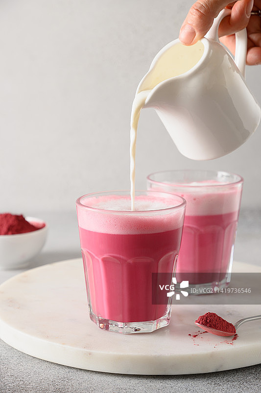 灰色背景上的甜菜根拿铁，无咖啡因咖啡饮品（罗马尼亚）图片素材