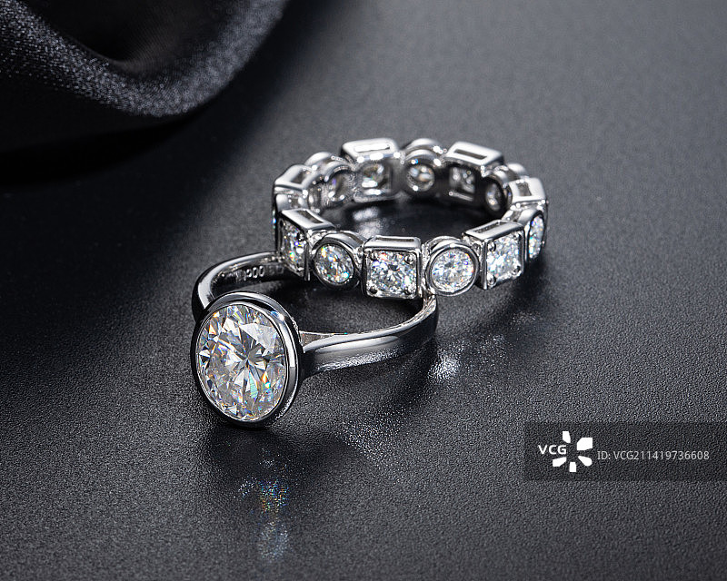 桌上结婚戒指特写图片素材