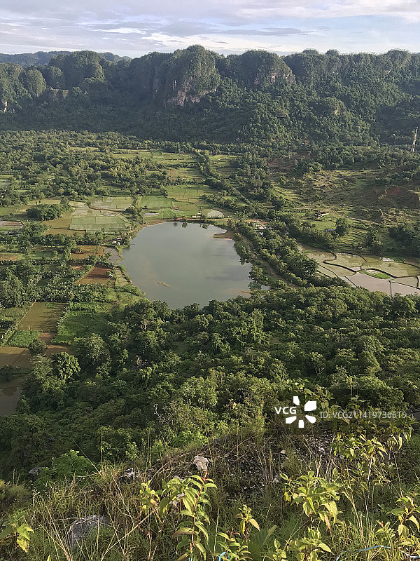 印度尼西亚南苏拉威西岛塔纳托拉雅县的树木景观高角度视图图片素材