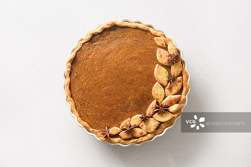 感恩节自制美味南瓜派与秋季装饰图片素材