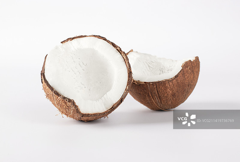 白色背景上的两半新鲜椰子特写，罗马尼亚图片素材