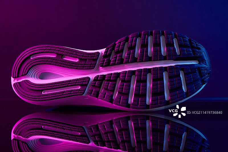 霓虹色背景下的运动鞋鞋底特写，罗马尼亚图片素材