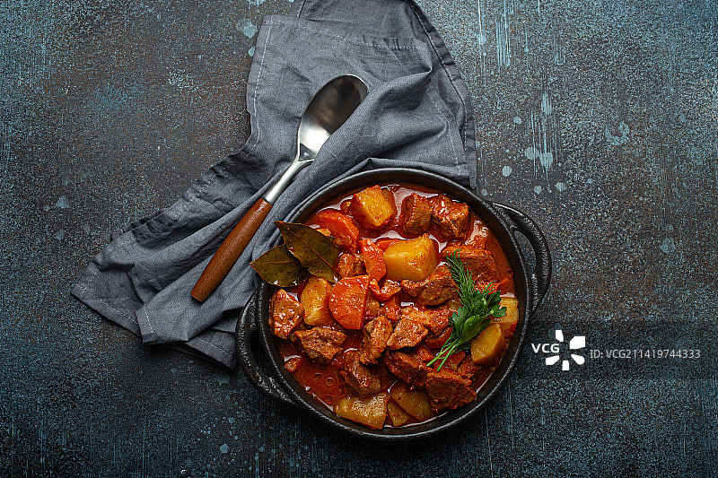 黑碗牛肉土豆胡萝卜炖肉图片素材