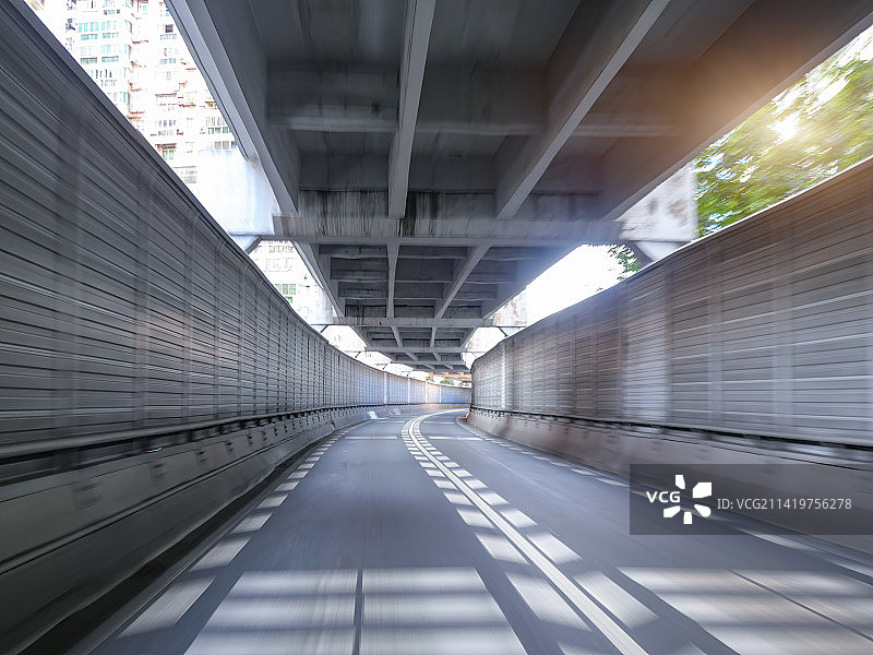 高架桥隧道快速行驶中汽车拍摄弯道运动模糊摩托车汽车房车格兰披治极速入弯加速漂移赛道风驰电掣冲击绝尘图片素材