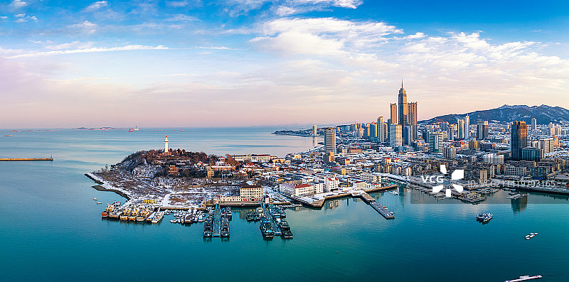 山东烟台雪后海滨城市风光图片素材