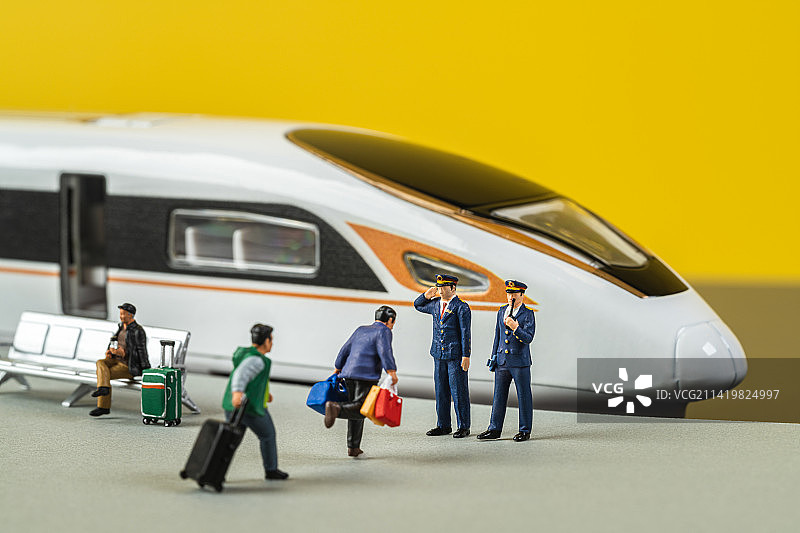 高铁动车现代乘务员和春运返乡旅客旅游出行创意微缩景观图片素材
