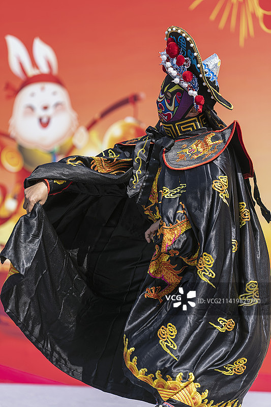 湖北恩施春节广场演出上的川剧变脸图片素材