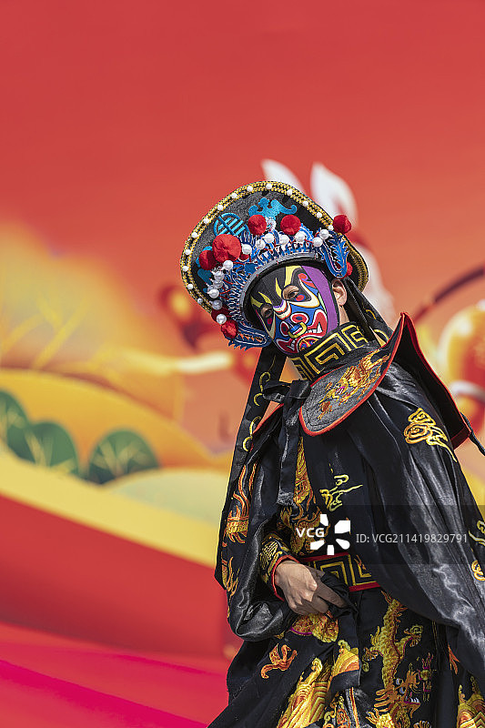 湖北恩施春节广场演出上的川剧变脸图片素材