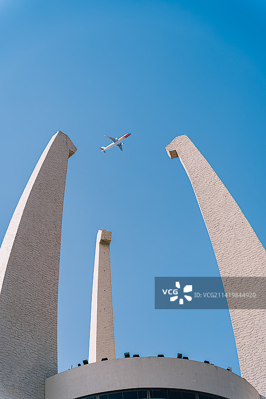 飞机飞过中华恐龙园上空图片素材