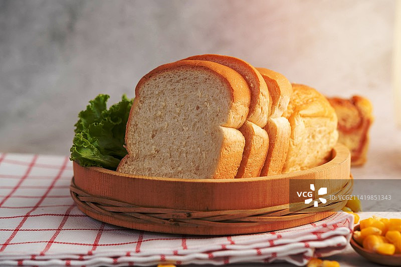 放在红白布上的木制托盘里的面包，罗马尼亚图片素材