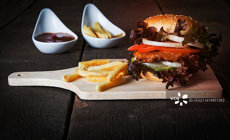 乡村自制汉堡和炸薯条配番茄酱，罗马尼亚图片素材