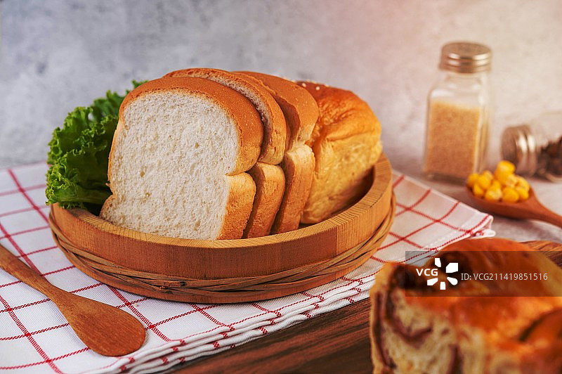 放在红白布上的木制托盘里的面包，罗马尼亚图片素材