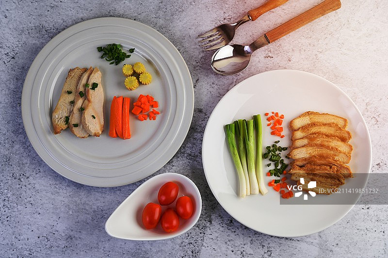 白盘蒸鸡胸肉配葱和胡萝卜，罗马尼亚图片素材