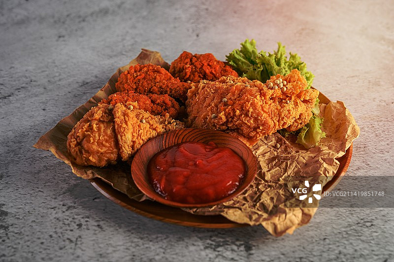 盘子里配番茄酱的香脆炸鸡图片素材