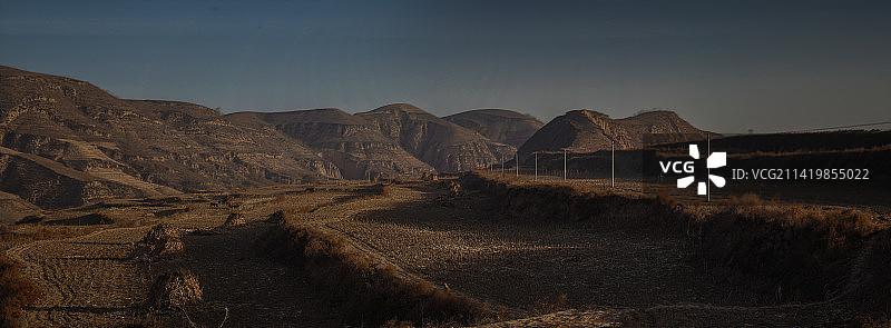 楼坪，洛平川村后玉米地的冬日景象  寒冬时节的陕北大地，更为寂寥孤旷，秋收后的田地显露出厚实的黄土地图片素材