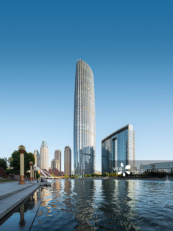 天津市和平区天津瑞吉金融街酒店地标建筑水平面倒影图片素材