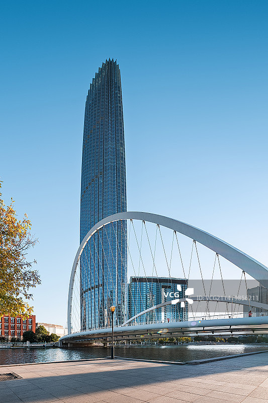 天津市和平区天津瑞吉金融街酒店地标建筑水平面倒影图片素材