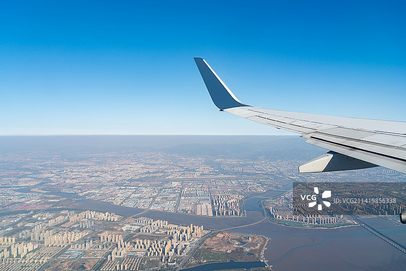 航拍视角青岛游轮母港运动公园城市风光全景图图片素材