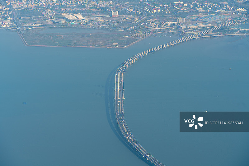 航拍视角青岛游轮母港运动公园城市风光全景图图片素材