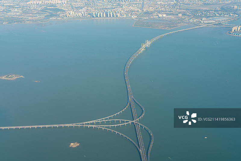 航拍视角青岛游轮母港运动公园城市风光全景图图片素材