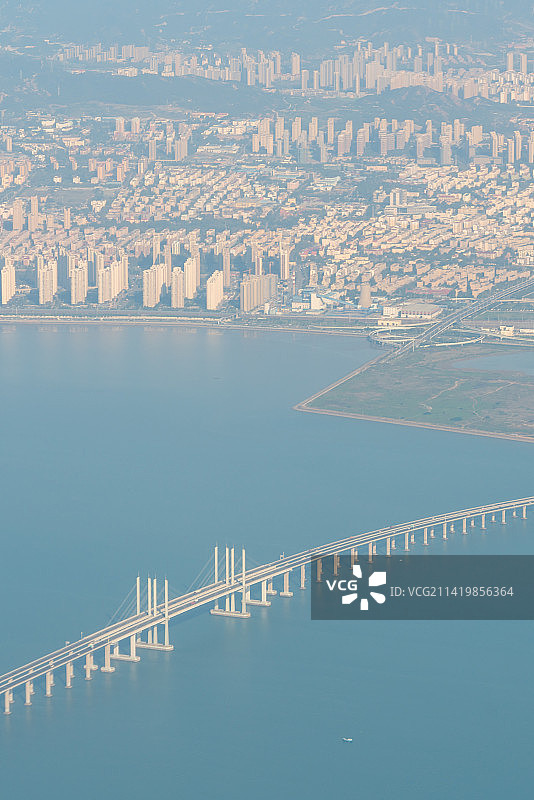 航拍视角青岛游轮母港运动公园城市风光全景图图片素材