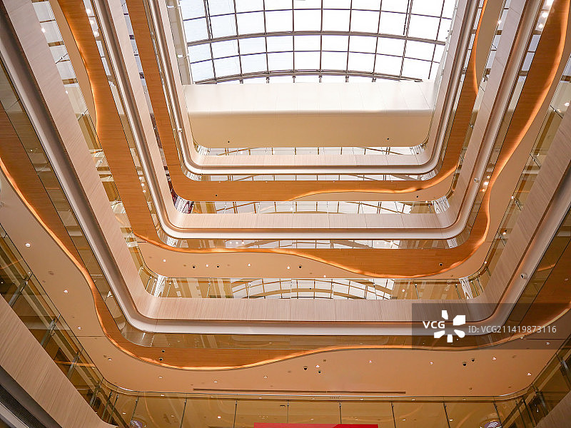 现代化未来感商场购物中心环境高档雅致镂空天幕装修风格豪华富丽堂皇高端大气上档次安全电梯直达购物体验图片素材