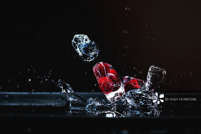 黑色背景下的水花飞溅特写图片素材