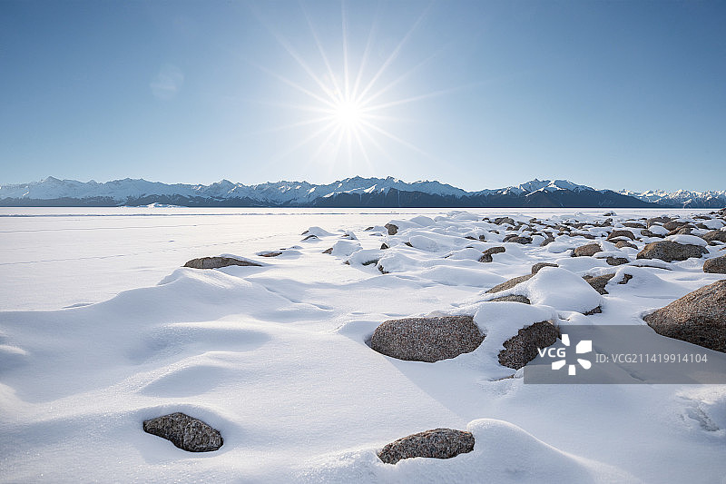 冰雪覆盖的湖面图片素材